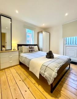 Cozy Balcony Flat With Canal View - 2