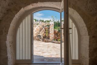 HelloApulia Trulli Flora - Luxury Trulli with Saltwater Pool and Garden, Noci - Noci - 8