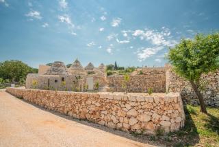 HelloApulia Trulli Flora - Luxury Trulli with Saltwater Pool and Garden, Noci - Noci - 6