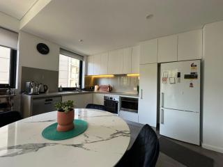 Stylish 2-BR Apartment in the Heart of South Perth - Perth - 1
