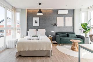 Arturo Soria Stays by Charming - 0