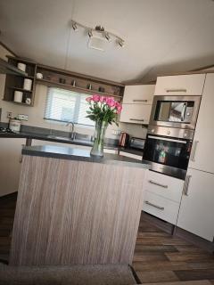 Modern caravan Robin Hood Rhyl - 4
