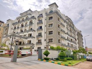 Newly furnished 3 Bed Apartment warda Hamna - 7