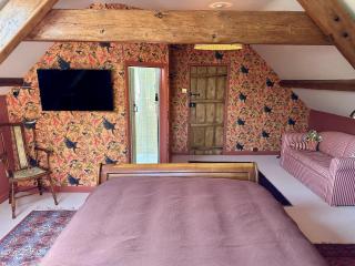 The Old Forge B&B and Glamping - Compton Abbas - 6