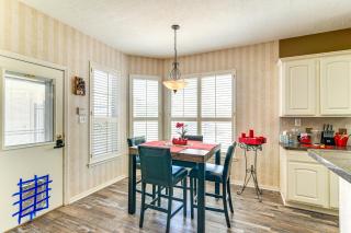 Patio, BBQ and Yard Family Retreat in Pearland - Pearland - 5