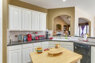 Patio, BBQ and Yard Family Retreat in Pearland - 2