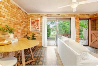 1980s Coastal Escape in Brunswick Heads - 5