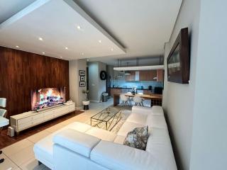 Executive 2-Bedroom Luxury Suite in Bedford Centre Mall - Johannesburg - 9