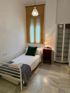 RC Reyes Catolicos St right beside Trianas Bridge - Siviglia - 9