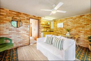 1980s Coastal Escape in Brunswick Heads - 8