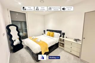 Spacious Apt By Avalora Short Lets & Serviced Accommodation Old Trafford With Free Wi-Fi, MCR Stadium, Sleeps 6 - Manchester - 0
