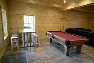 Rustic Fishing Lodge Rental with a Spacious Deck in Logan, Ohio - Logan - 4