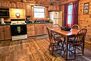 Cozy Log Cabin near Hocking Hills State Park, Ohio - Logan - 7