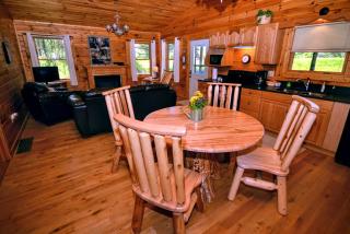 Cozy Log Cabin near Hocking Hills State Park, Ohio - Logan - 6