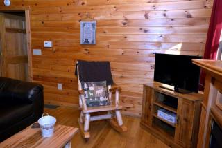 Cozy Log Cabin near Hocking Hills State Park, Ohio - Logan - 3