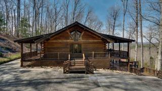 Beautifully Furnished Log Cabin with a Hot Tub near Blue Ridge, Georgia - 0