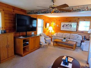 Rustic and Pet-Friendly Cabin Rental with Outdoor Hot Tub near Wisp Resort, Maryland - Swanton - 8