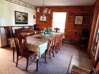 Rustic and Pet-Friendly Cabin Rental with Outdoor Hot Tub near Wisp Resort, Maryland - Swanton - 4