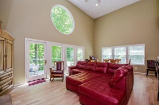 Stunning Beach Villa with a Private Hot Tub near the Lake in Saugatuck, Michigan - Beachmont - 6