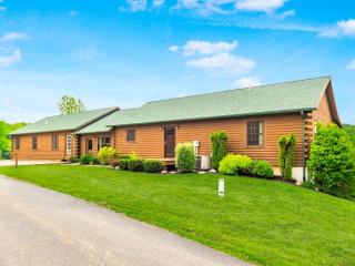 Gorgeous and Spacious Cabin Rental for a Group Vacation near Hocking Hills State Park, Ohio - Logan - 0