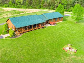 Gorgeous and Spacious Cabin Rental for a Group Vacation near Hocking Hills State Park, Ohio - Logan - 9
