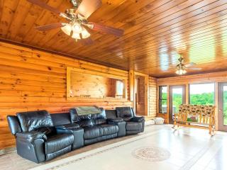 Gorgeous and Spacious Cabin Rental for a Group Vacation near Hocking Hills State Park, Ohio - Logan - 4
