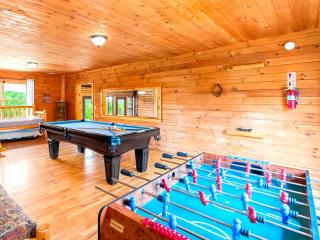 Gorgeous and Spacious Cabin Rental for a Group Vacation near Hocking Hills State Park, Ohio - Logan - 1