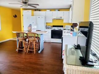 Lovely Houseboat Rental for Glamping in North Carolina - Beaufort - 6