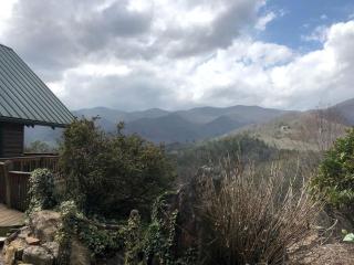 Private Cabin with Wi-Fi Nestled in the Mountains of Hiawassee, Georgia - Hiawassee - 0