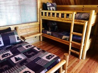 Four-Person Log Cabin Rental for Family-Friendly Getaway near Yosemite, California - Groveland - 8