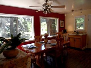 Cozy Vacation Cottage Rental near Lassen Volcanic National Park, Northern California - Shingletown - 2