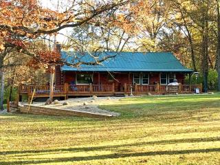 Charming Log Cabin Getaway with Private Hot Tub near Decatur, Illinois - Decatur - 0