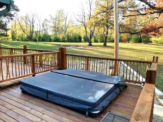 Charming Log Cabin Getaway with Private Hot Tub near Decatur, Illinois - Decatur - 6