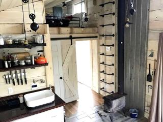 Remote and Off-Grid Tiny House Rental for Glamping in Alabama - - 1