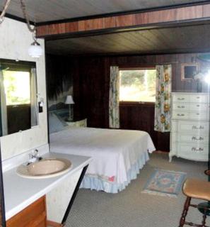 Lovely Two-Bedroom Family Cabin Rental with Lake Views near Eagle River, Wisconsin - Eagle River - 6
