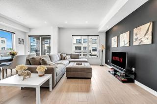 Ritzy 3BR Home with Balcony Near Burlington Pier - Burlington - 0