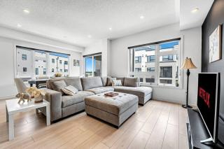 Ritzy 3BR Home with Balcony Near Burlington Pier - Burlington - 1