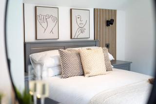 Stylish 2 Bedroom Cottage With Hot Tub And Parking - 8