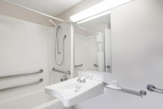 Howard Johnson by Wyndham Lenox - Lenox - 9