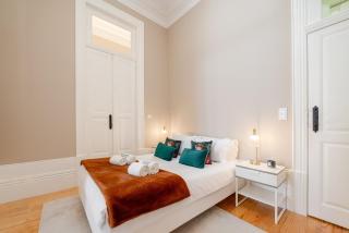 Classic Meets Modern – Downtown Balcony Retreat - Oporto - 7
