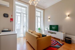 Classic Meets Modern – Downtown Balcony Retreat - Oporto - 6