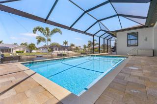 Heated Saltwater Pool, Gulf Access, Dock & Bikes - Casa De Palmas - Roelens - Cape Coral - 0