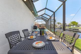 Heated Saltwater Pool, Gulf Access, Dock & Bikes - Casa De Palmas - Roelens - Cape Coral - 3
