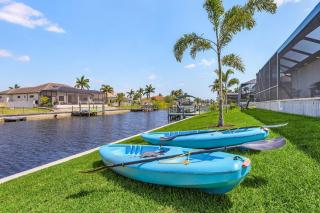 Heated Saltwater Pool, Gulf Access, Dock & Bikes - Casa De Palmas - Roelens - Cape Coral - 2