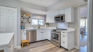 New Listing King Queen Twin Sleeps 5 w Gorgeous Lake Views One Floor Bikes & Beach Gear included - 5