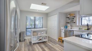 New Listing King Queen Twin Sleeps 5 w Gorgeous Lake Views One Floor Bikes & Beach Gear included - 4