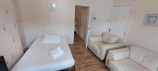 Large 4 Bedroom, 2 Kitchens, 3 Bathrooms House - 5