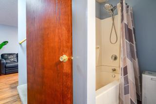 Charming Basement Stay with Workspace AC & Fire Pit - North Saint Paul - 1