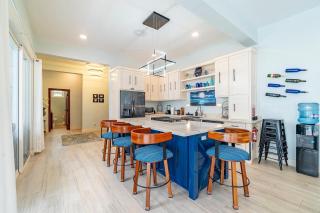 4 Br Holiday Home W Pool, Beach & Pier - Basil Jones - 6