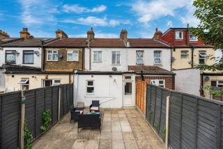 Spacious 3-BR Home with Garden & Free Parking near Ilford and Barking - Barking - 9
